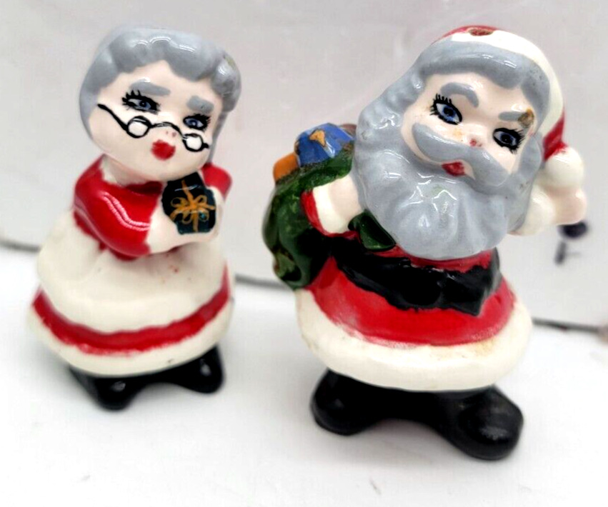 VTG Mr & Mrs Santa Claus Salt & Pepper Shakers Lot of 2 Christmas figures Decor