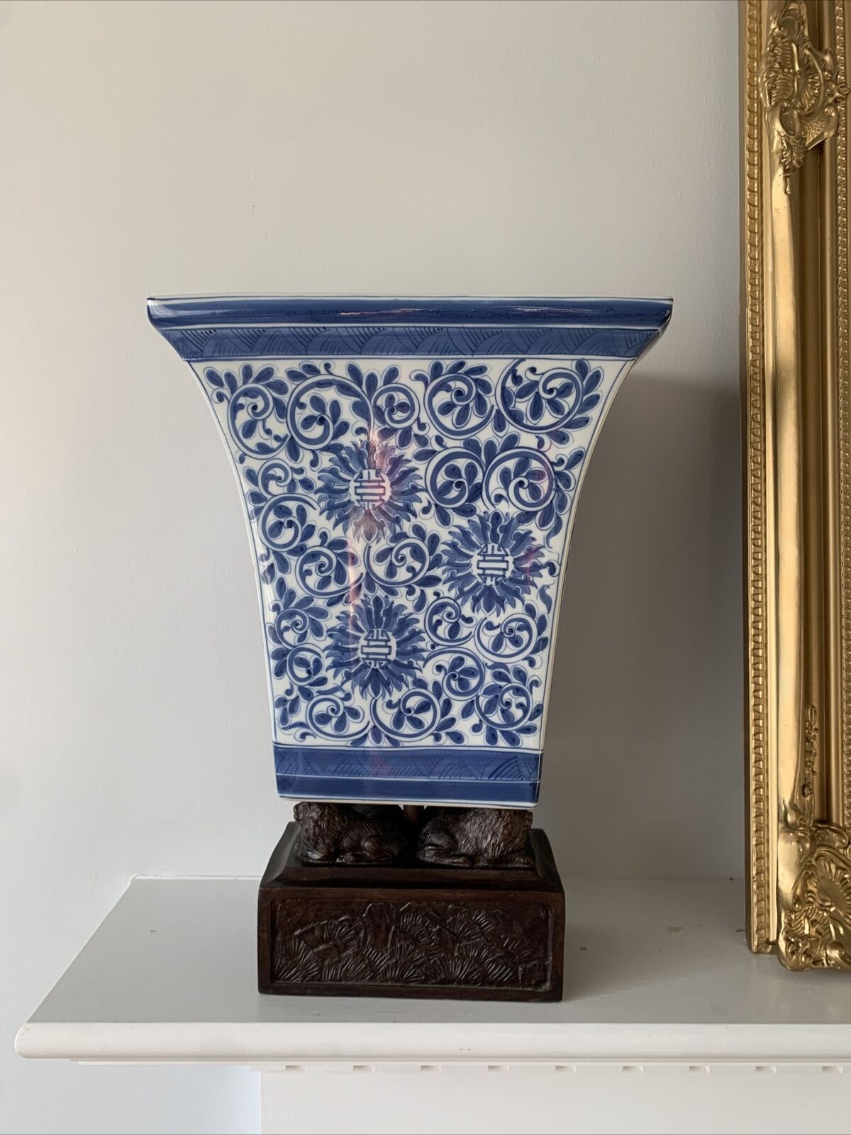 Vtg Maitland Smith Vase Rare Porcelain Blue White Pedestal Metal Lion Base China