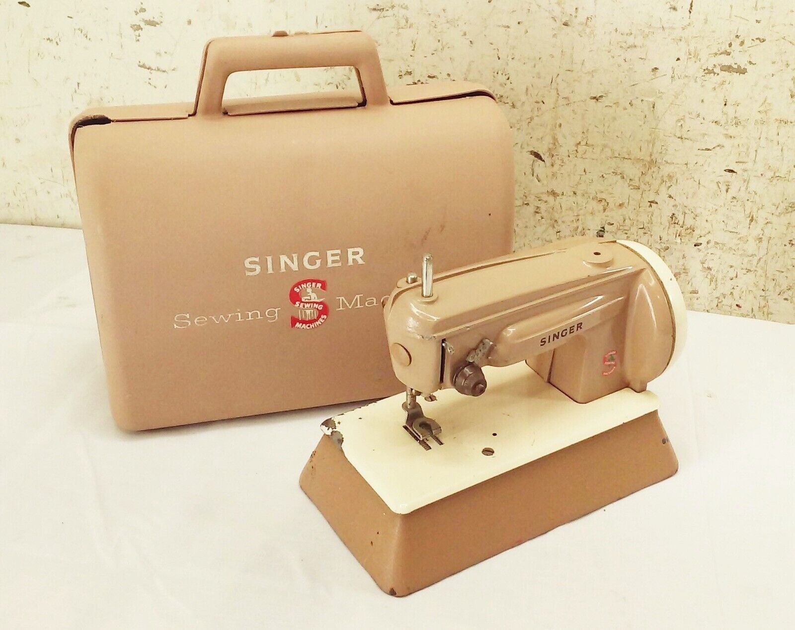 Vtg 1960s Singer hand crank childs toy sewing machine sewhandy 40 beige 22851
