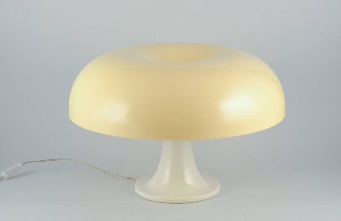 Giancarlo Mattioli for Artemide, Italy. Vintage Nesso table lamp, ca 1980s