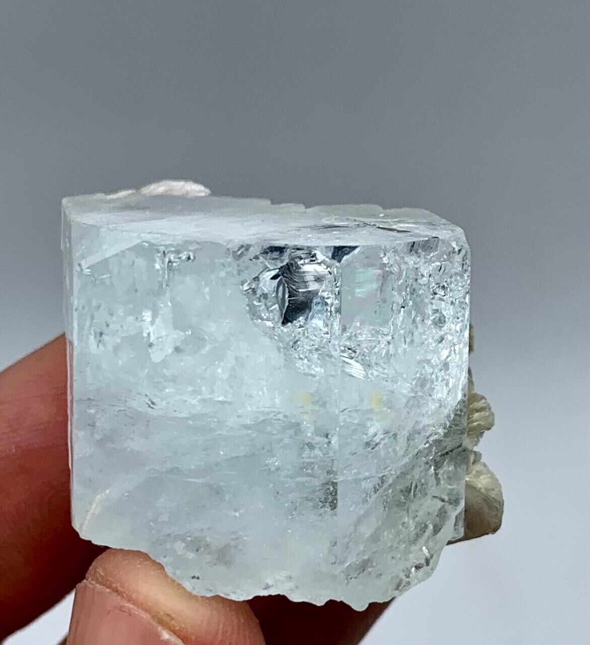 173.40 Cts beautiful terminated aquamarine crystal With Mica from skardu 