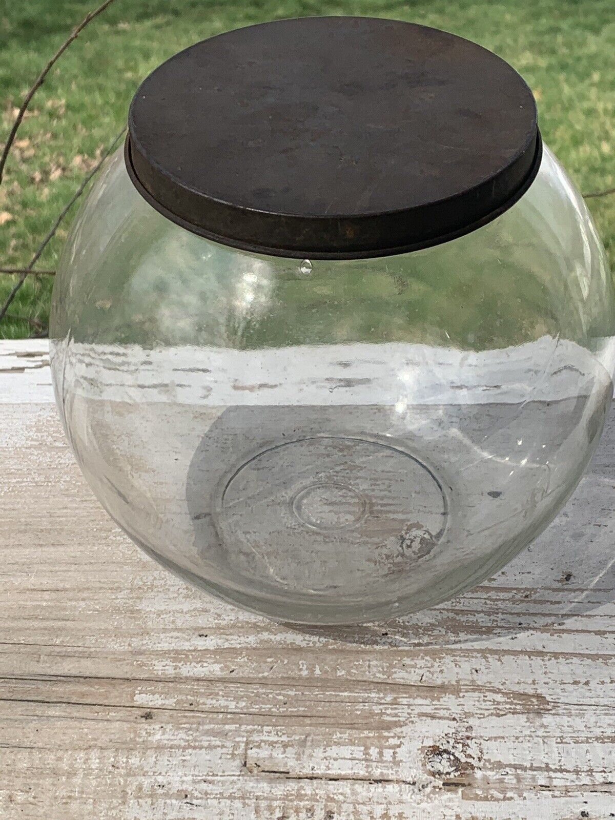 ANTIQUE HAND BLOWN GLASS FISH BOWL GENERAL STORE CANDY JAR WITH TIN LID (16A)