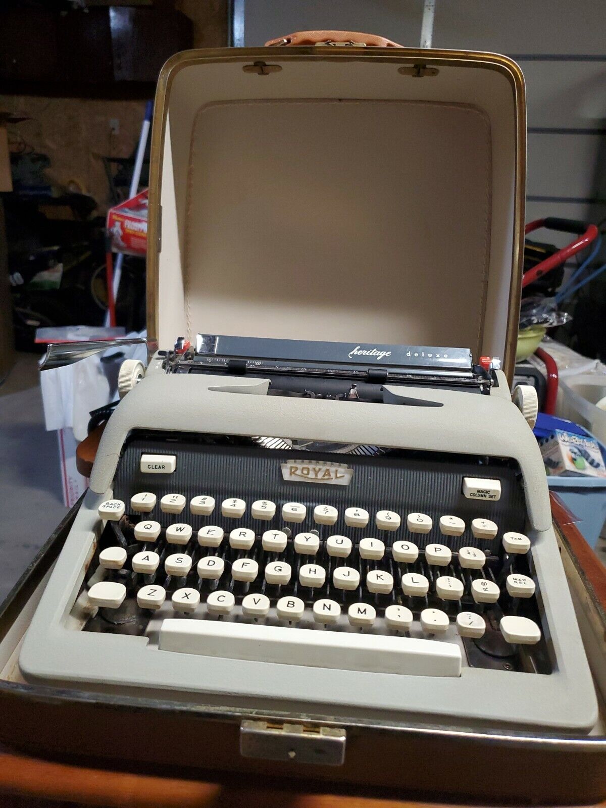 Royal Heritage Deluxe Portable Manual Typewriter Vintage 1959 Montgomery Wards 