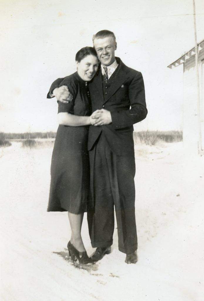 ZZ329 Vintage Photo JOVIAL COUPLE IN THE SNOW \