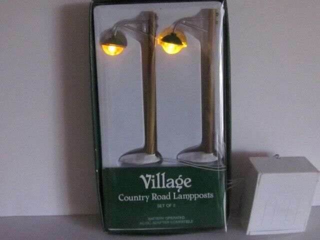 DEPT. 56 VILLAGE COUNTRY ROAD LAMPPOSTS #52628 SET OF 2 BRAND NEW IN BOX