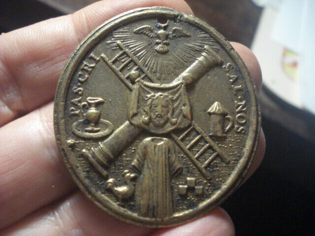 AWESOME BIG SPANISH OLD MEDAL - SPAIN . 17 CENTURY - CRUCIFIXION ARTEFACT - RARE
