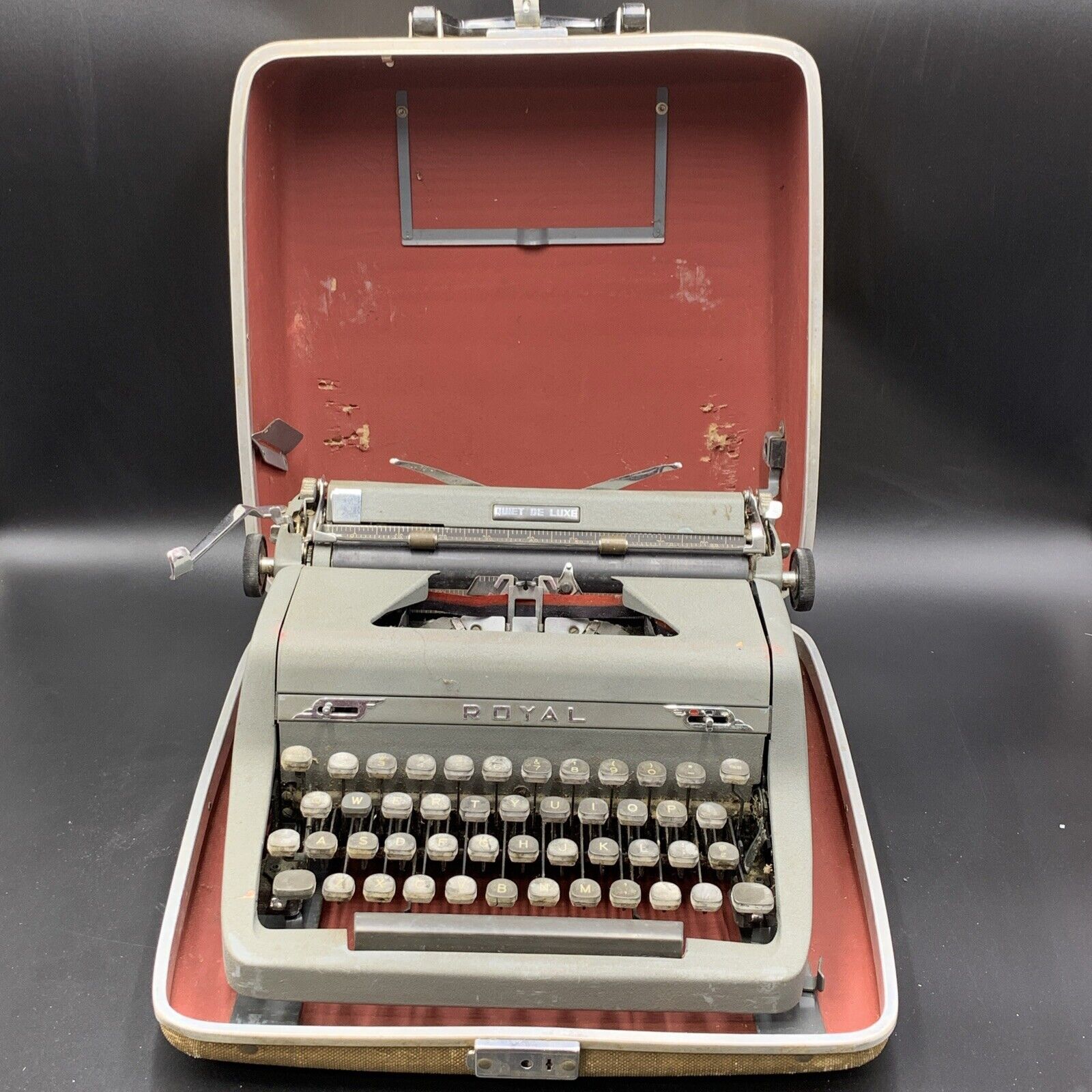 Vintage Royal Quiet De Luxe Typewriter with Case