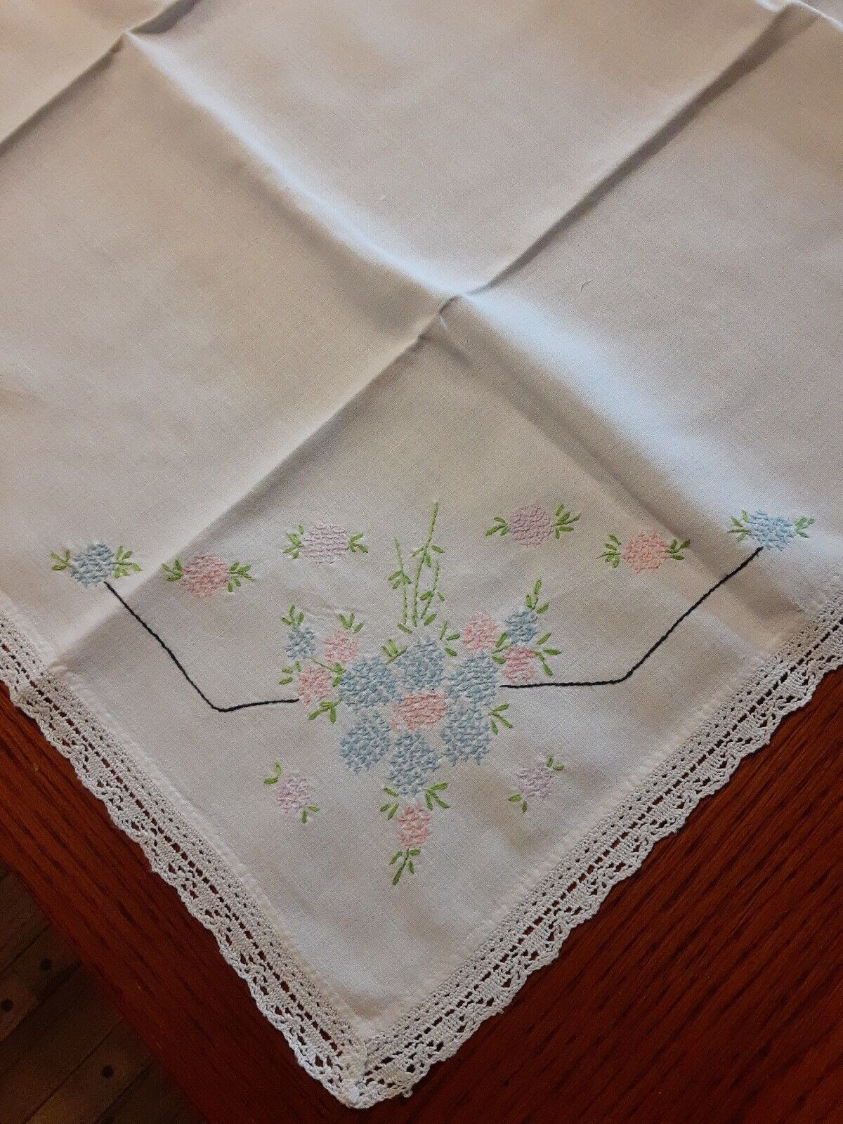 Vintage Cross Stitch Lace Edge Tablecloth 38\