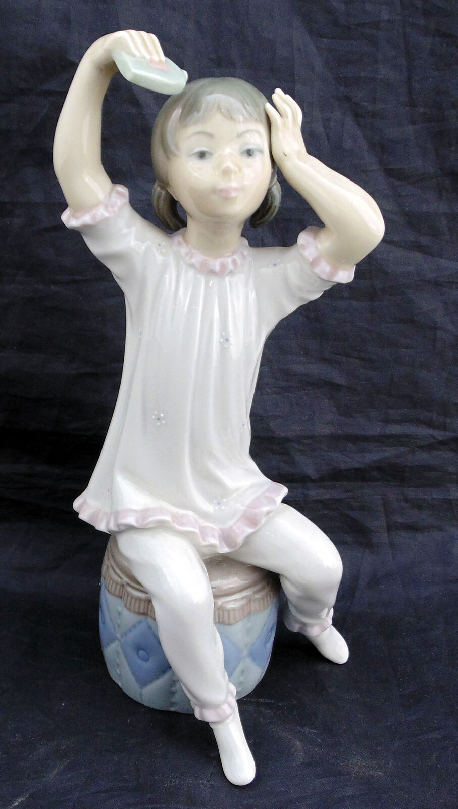 Lladro Girl Shampooing 1148 Porcelain Figurine Glazed Retired 8 3/4\