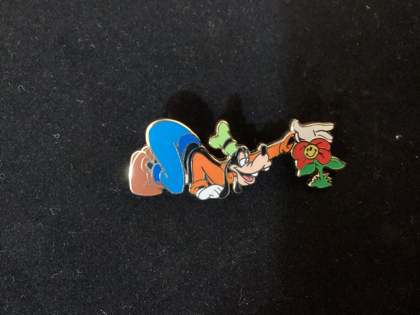 Disney Auctions Pin With Goofy With Flower LE 250