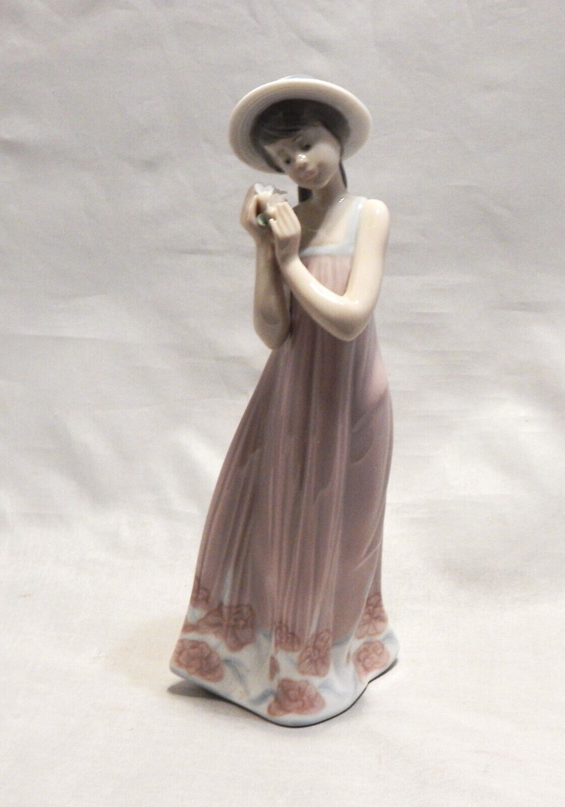 Lladro 5646 Cindy Girl With Flowers Figurine