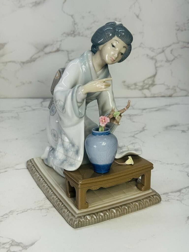 Asian Inspirations by LLADRO Oriental Japanese Girl Flower Arranger #4840