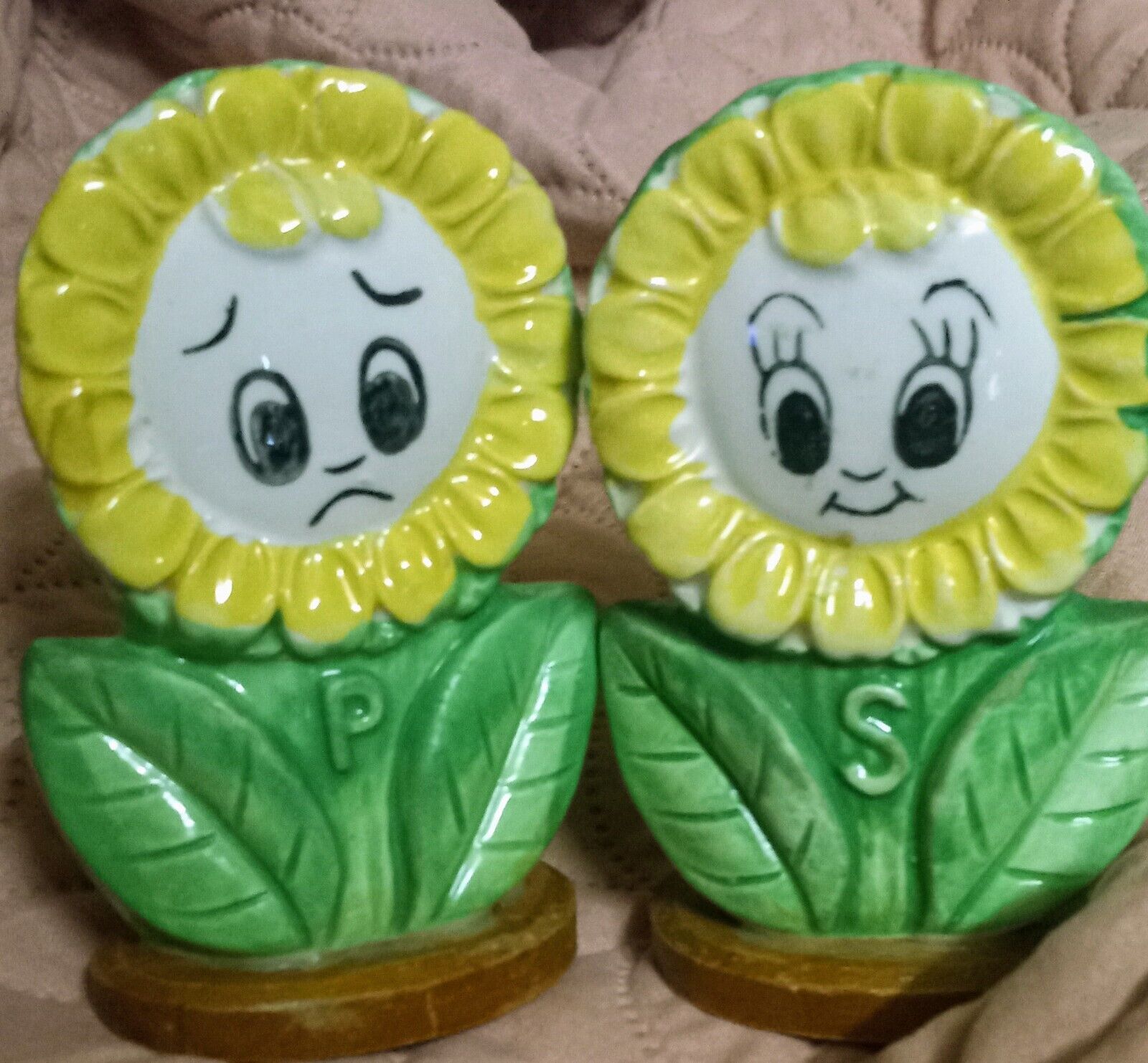 collectible Sunflower salt and pepper shakers