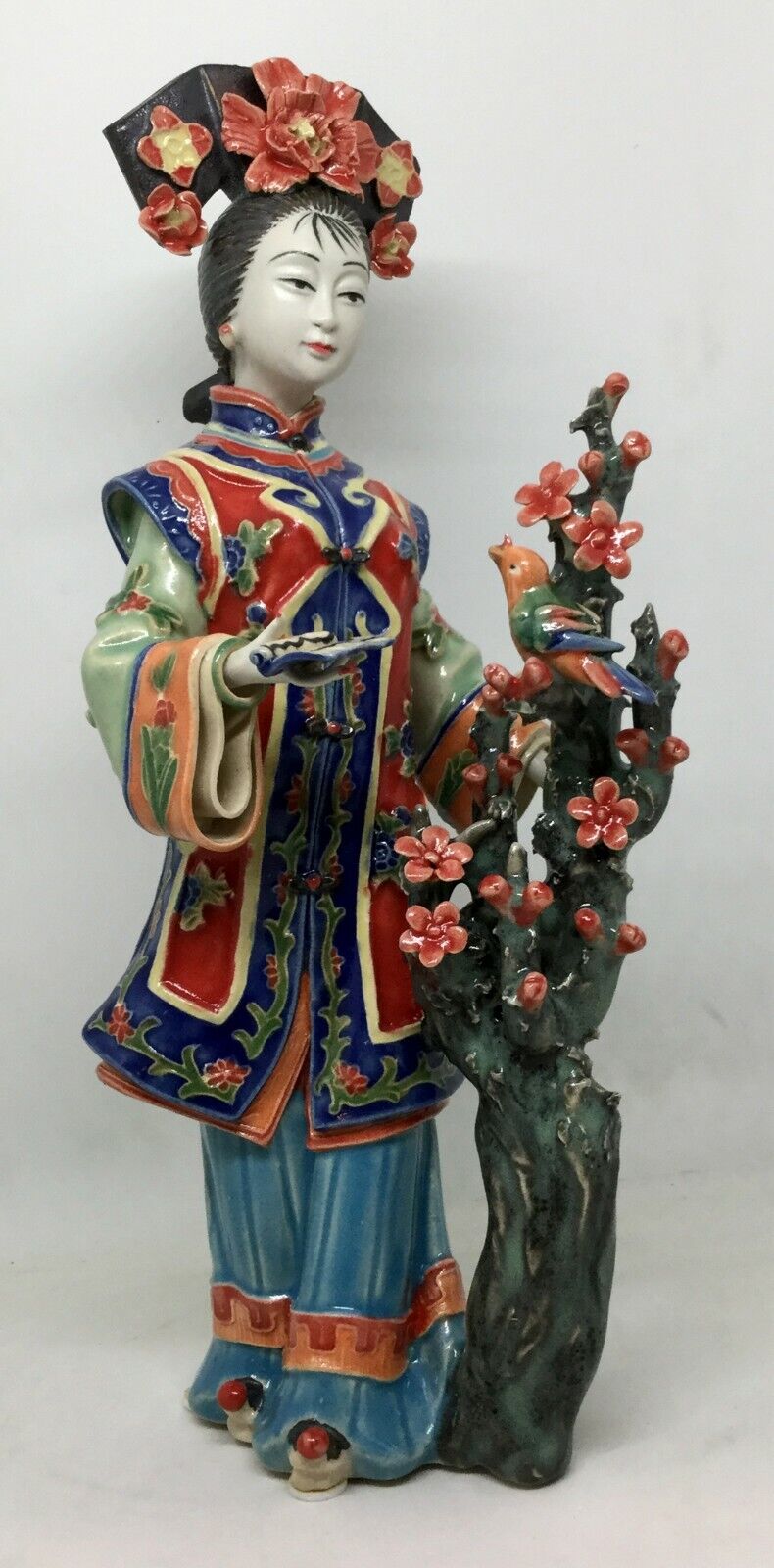 Chinese Wucai Porcelain figurine Woman with bird \