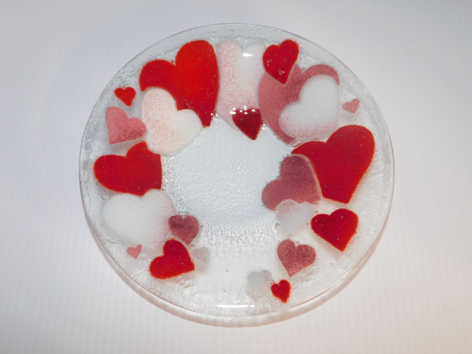 SIGNED PEGGY KARR ST. VALENTINES DAY FUSED GLASS BOWL RED PINK & WHITE HEARTS