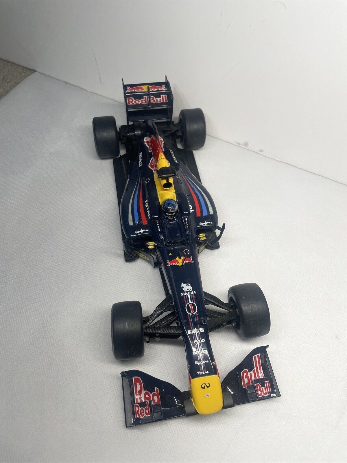 Minichamps SB 1/18 - F1 Red Bull Renault RB7 Webber 2011