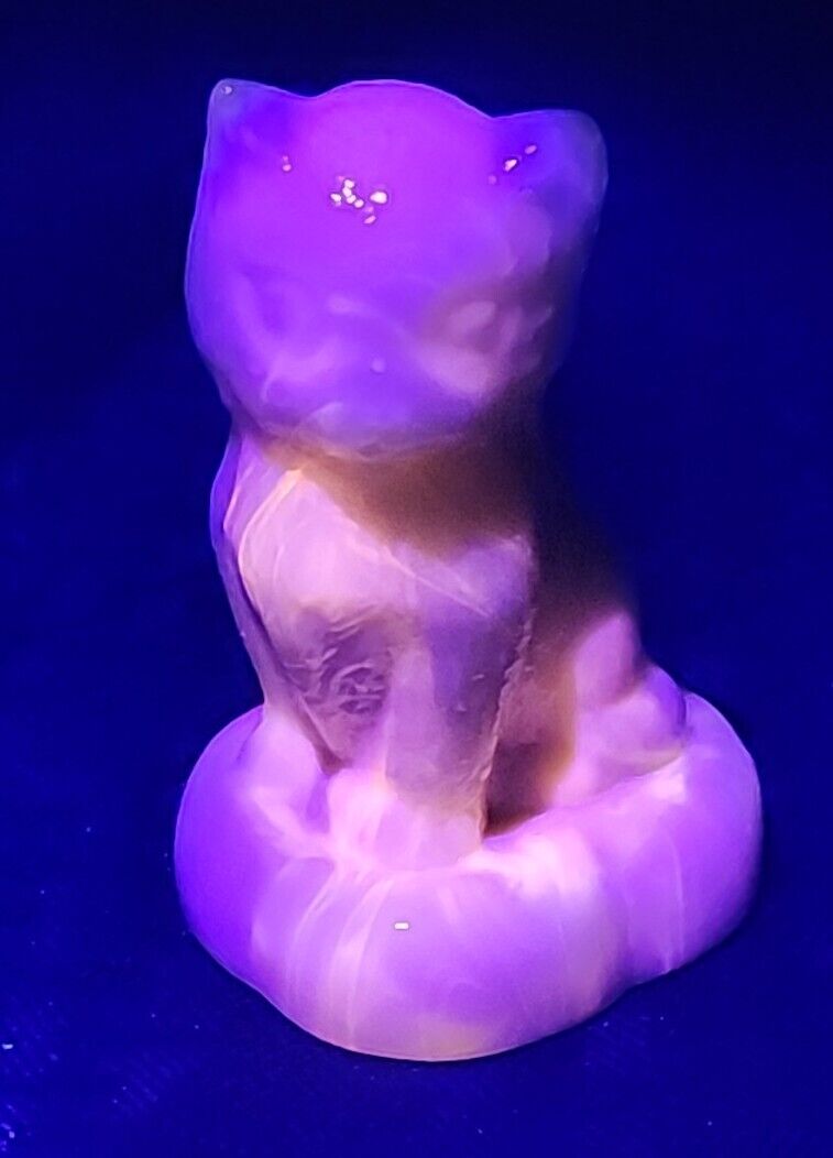 Boyd Crystal Art Glass Kitten On A Pillow Figurine Olde Ivory Slag Glows 395nm