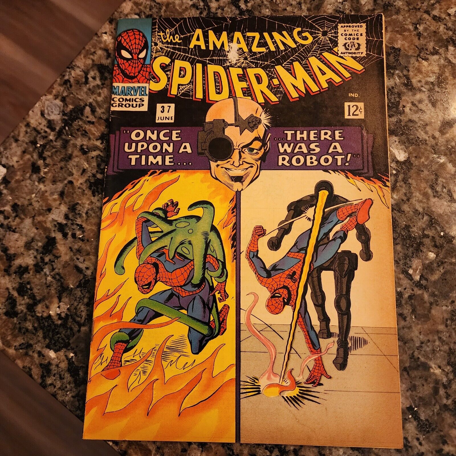 Amazing Spider-Man 37 OW/Cream Pages Nice Book
