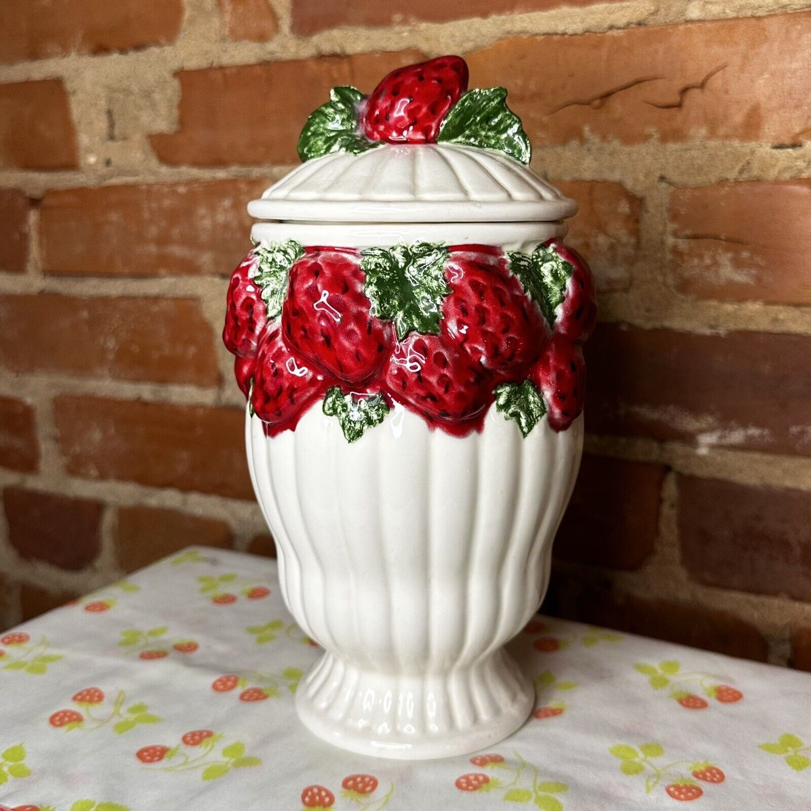 Vintage Strawberry Container Canister Unbranded Ceramic Decor Summer