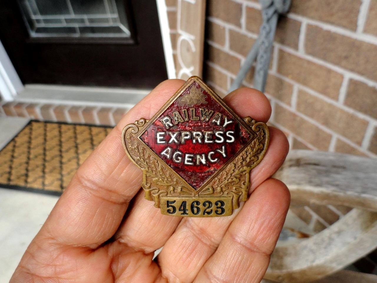 vintage RAILWAY EXPRESS AGENCY REA Company/Employee ENAMEL Hat Badge
