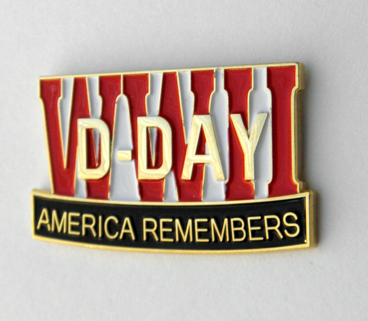 WWII WORLD WAR 2 D-DAY MEMORIAL AMERICA REMEMBERS JUNE 6 1944 LAPEL PIN 1 INCH
