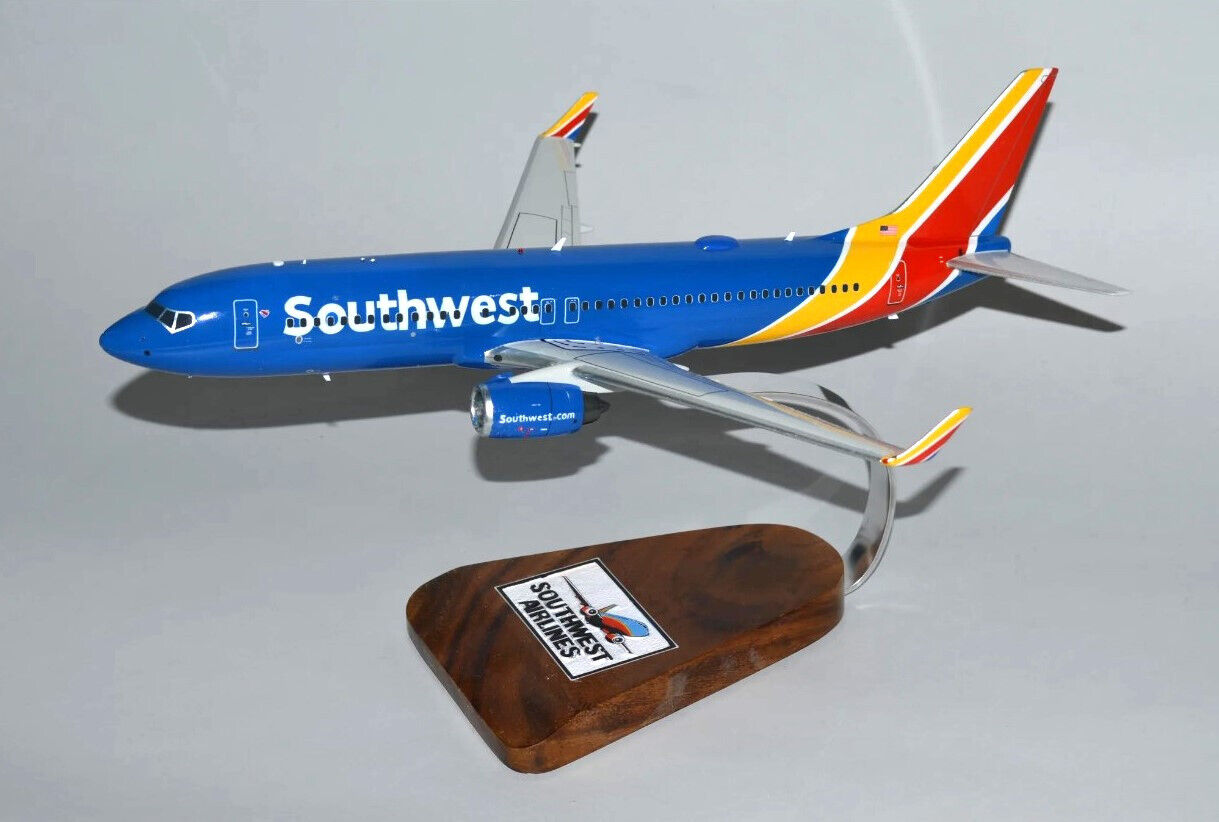 Southwest Airlines Boeing 737-800 Desk Top Display Jet Model 1/100 SC Airplane