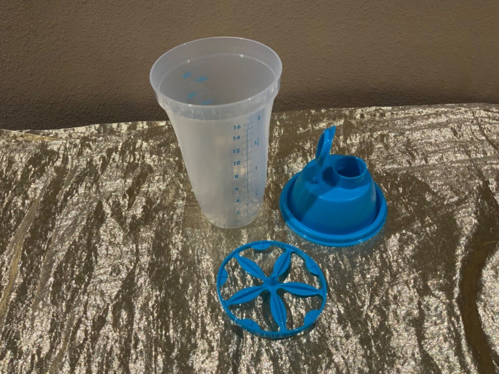 New UNIQUE Tupperware Quick Shake Shaker Blender in Aqua Color in 2 cups