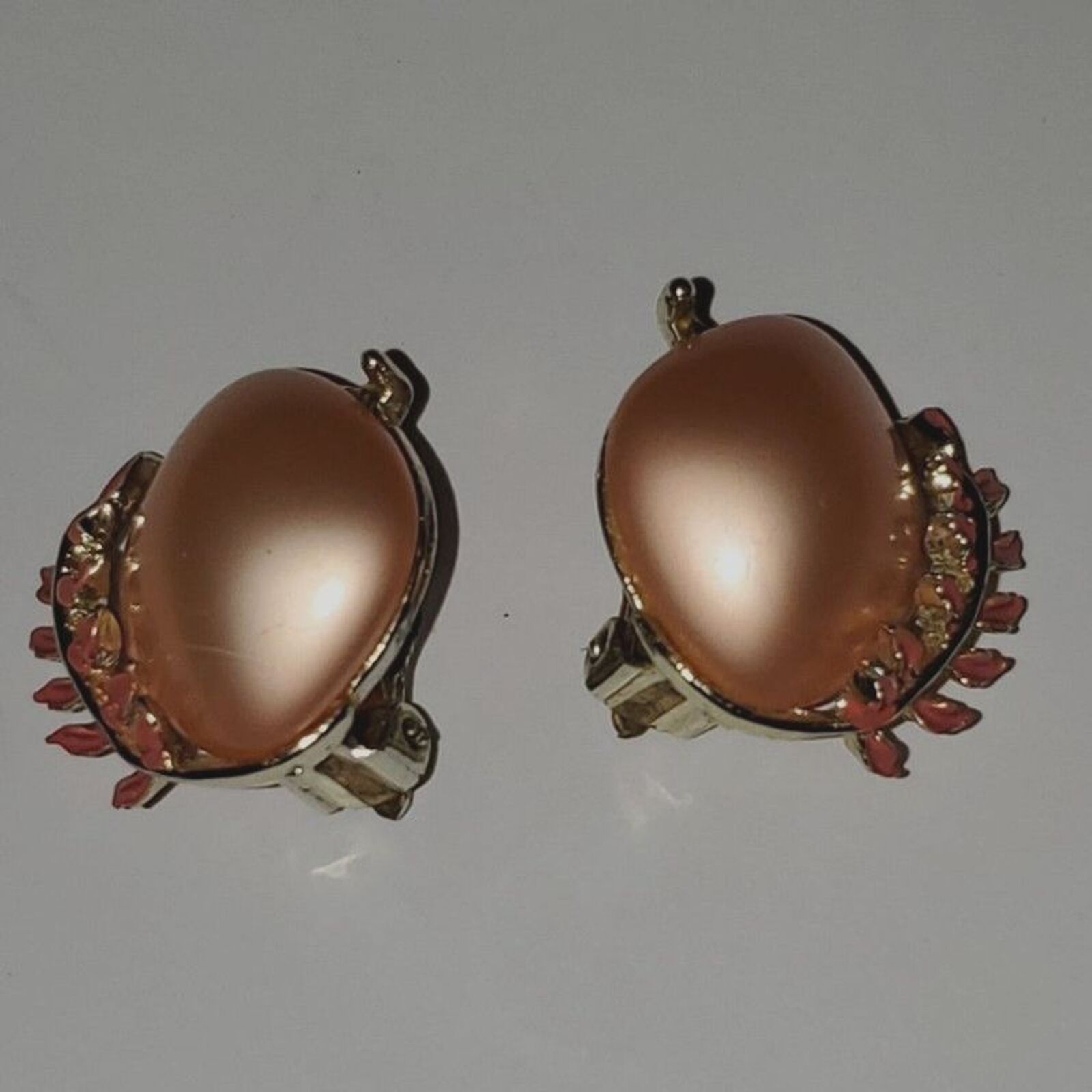 Women\'s Peachy Pink Chunky Clip On Earrings Costume Jewelry Unmarked Vintage