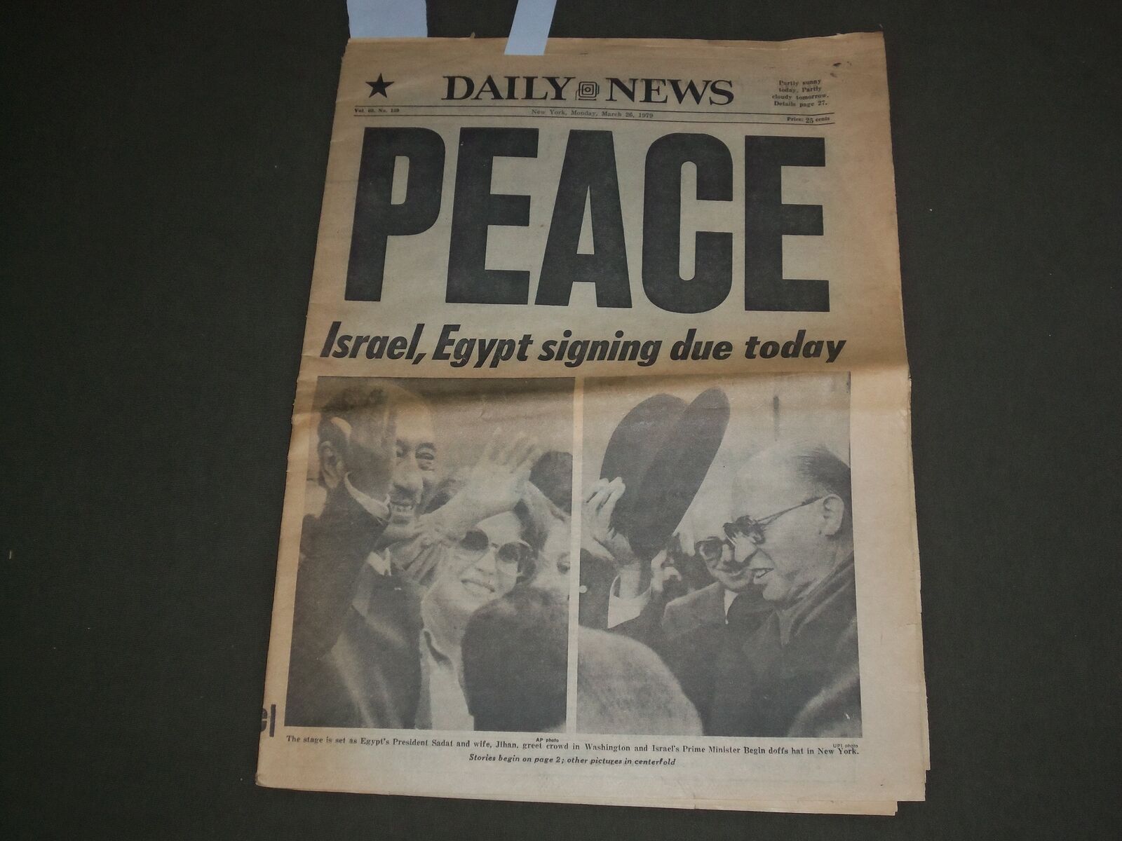 1979 MARCH 26 NEW YORK DAILY NEWS - ISRAEL & EGYPT SIGN PEACE TREATY - NP 3047