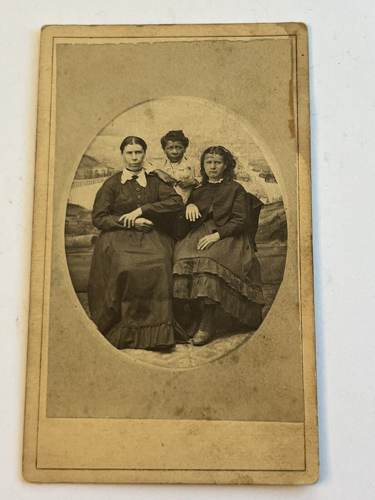 X RARE 1869 CDV PHOTO of 3 WOMEN /1 AFRICAN AMERICAN WOMAN/SLAVE/in POSED SEAT