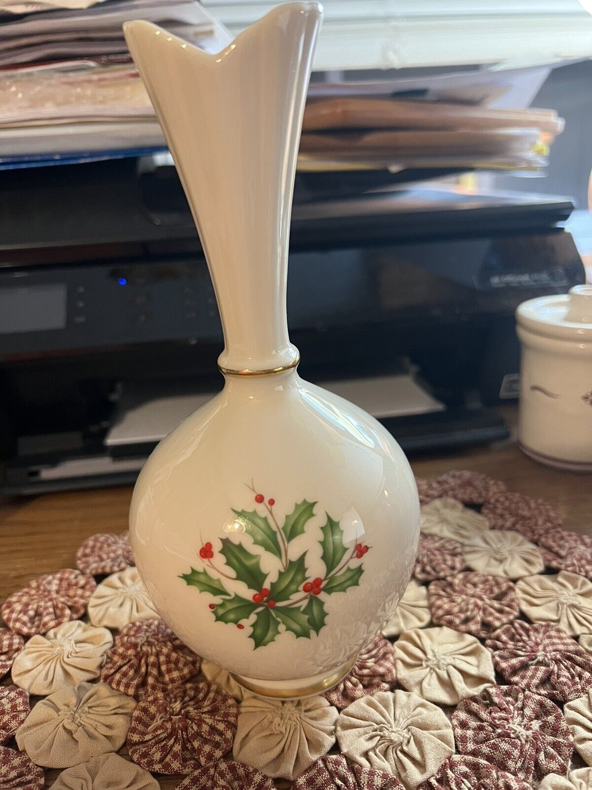 Lenox Holiday Holly Berry Bud Vase Christmas 8-inch Gold Trim Fluted Rim Bulb