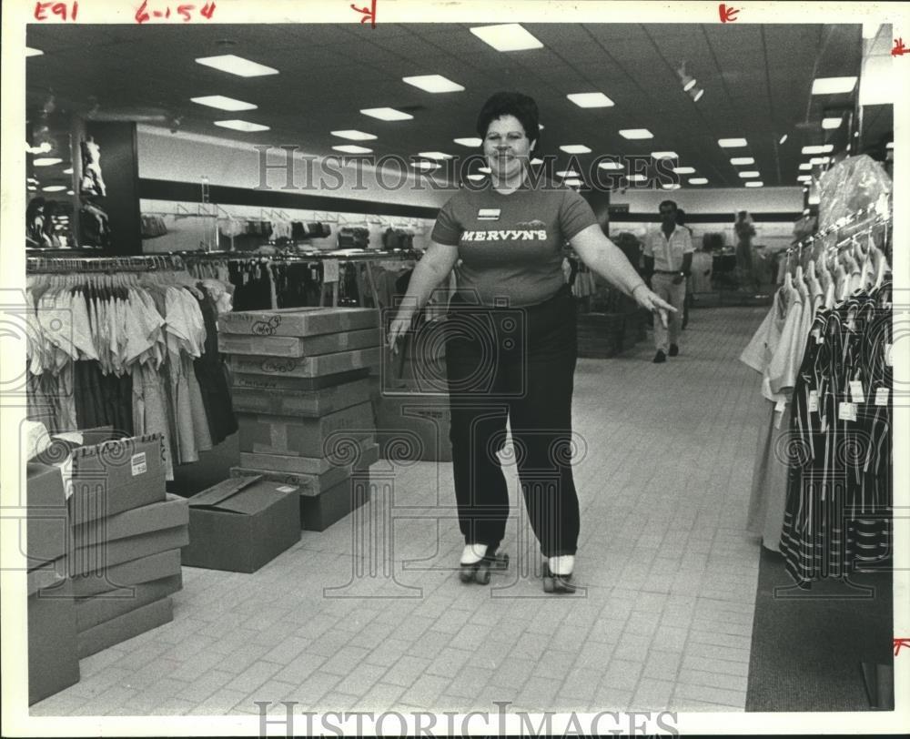 1984 Press Photo Mervyn\'s employee Rill Partlow roller-skates through store