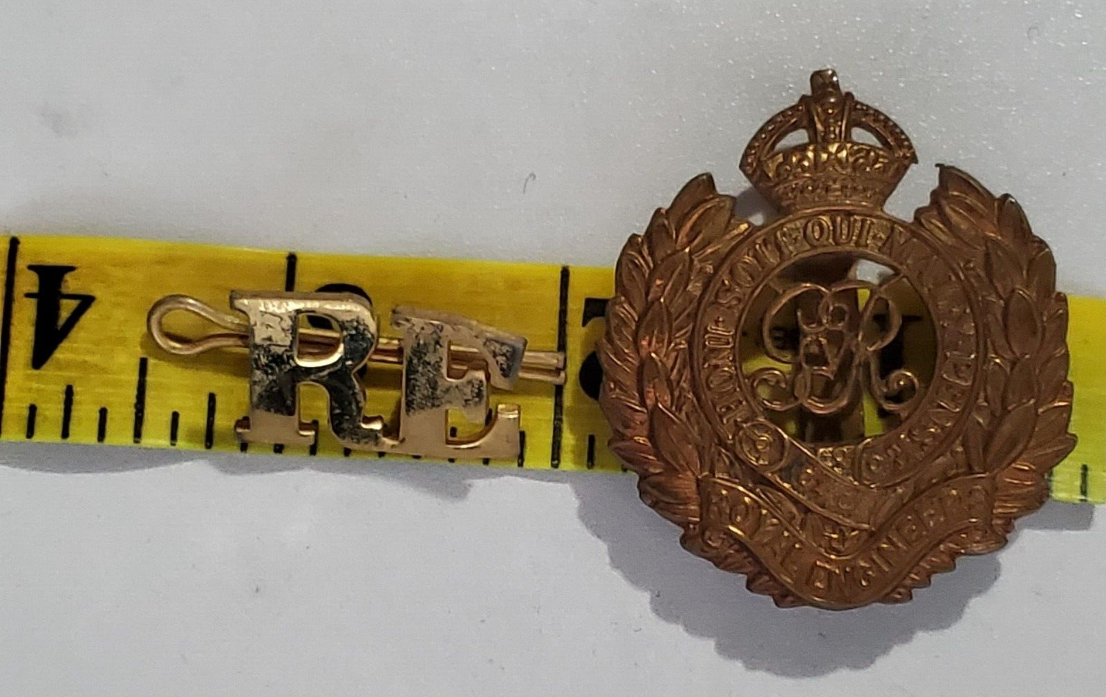 WW1 Royal Engineers Corps Cap Badge + RE Shoulder Title