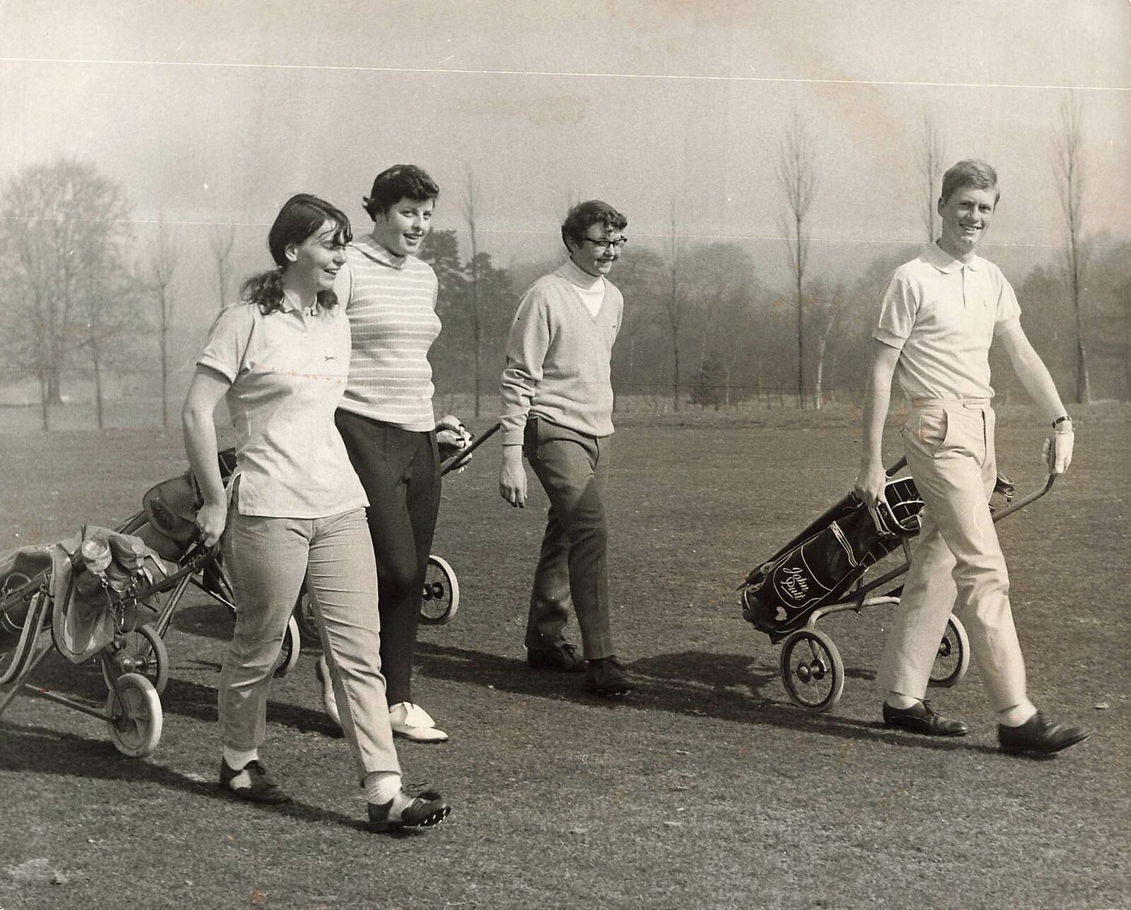 1969 Press Photo Carris Boys v LGU Girls Annual Golf Match Moor Park Golfing kg