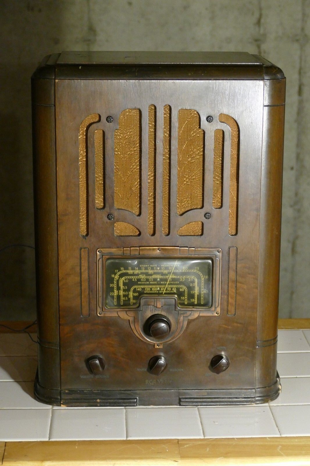 Big beautiful art deco 1936 RCA model 7T tombstone radio, restored, works great