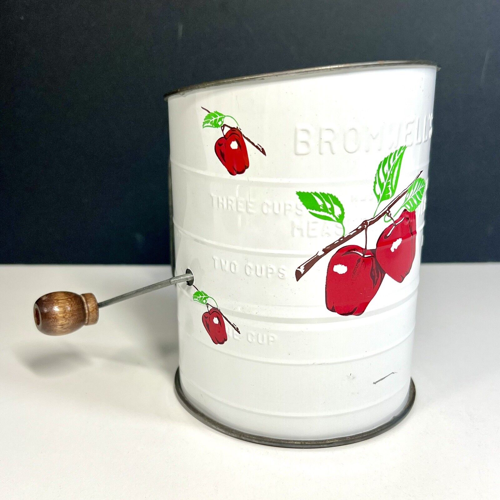 Vintage Bromwell’s 3-Cup Metal Flour Sifter Apple Design Measuring Made in USA