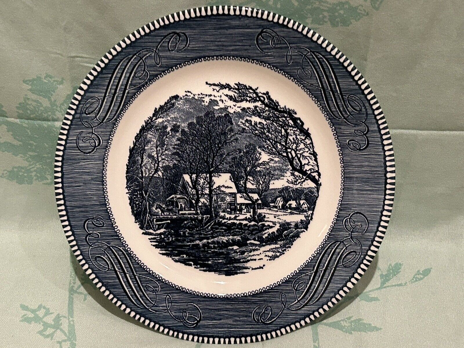 Beautiful Vintage Collector Dinner Plate