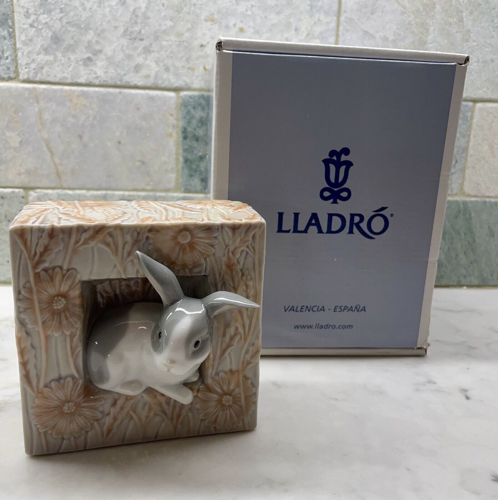 Lladro 8072  Bunny - Natural Frames Rabbit in square floral arbor - Original Box