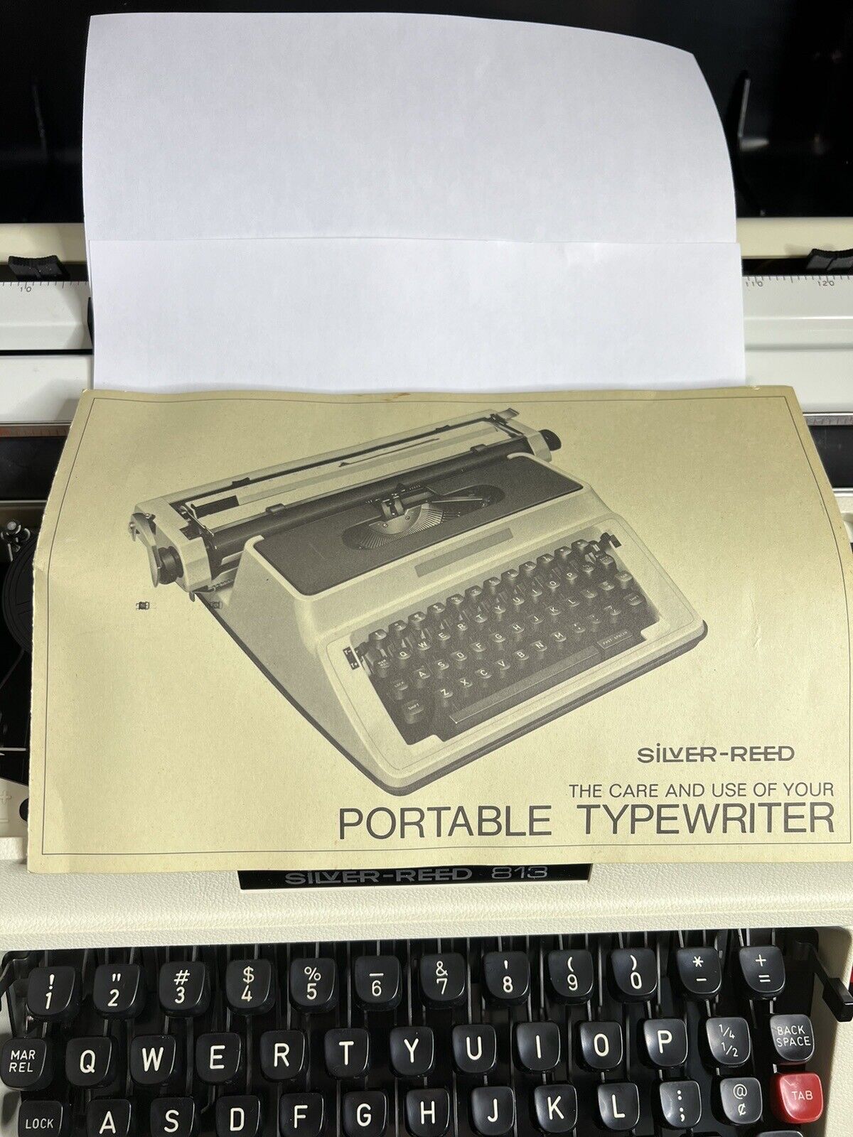 Silver Reed 813 Manual Typewriter Portable Hard Case Tested Works Needs Ribbon