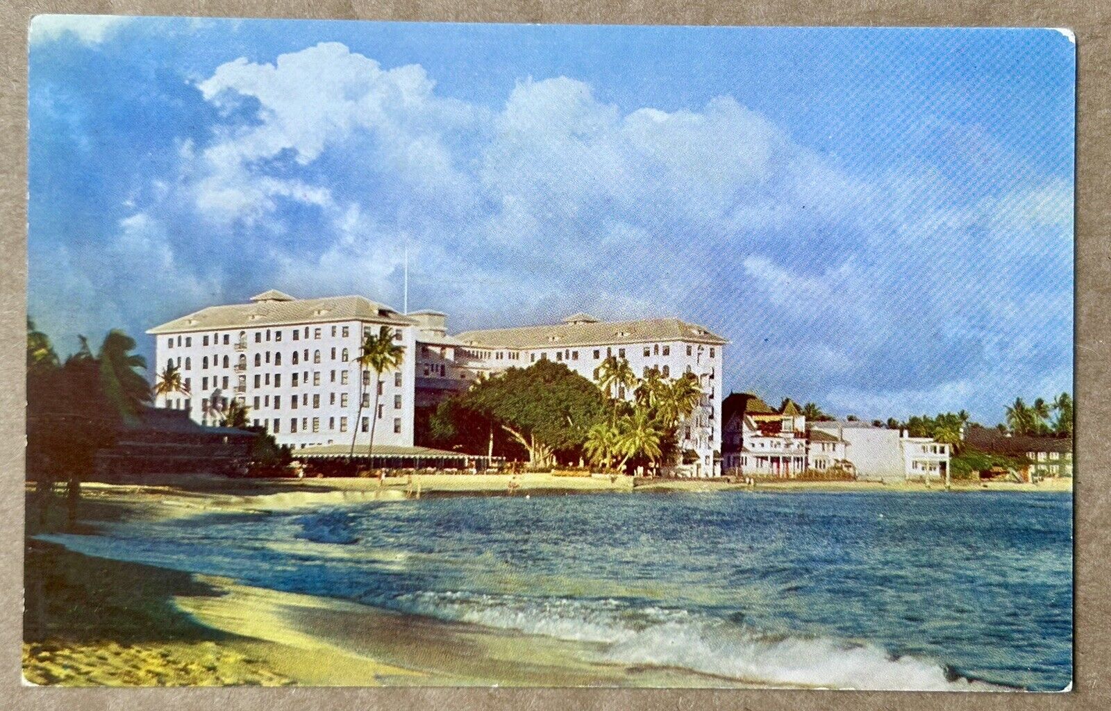 THE MOANA HOTEL. Vintage Postcard. Waikiki Beach Hawaii.