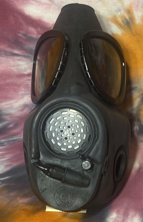 VINTAGE US ARMY GAS MASK PLUS HARD PLASTIC CASE. NEVER USED C PHOTOS FOR DETAILS