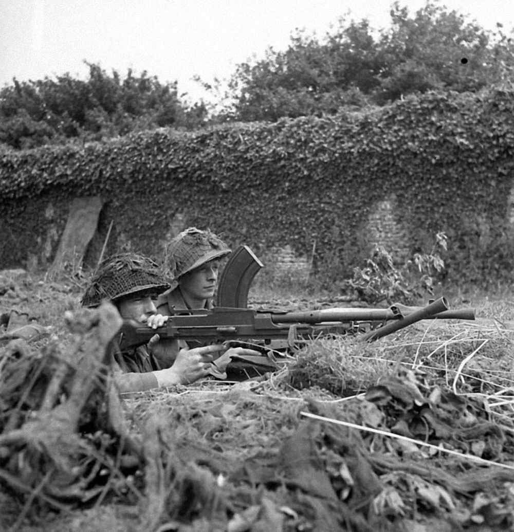 WW2 Photo WWII  Canadian Troops Normandy Bren Gun June 44 World War Two   / 1514