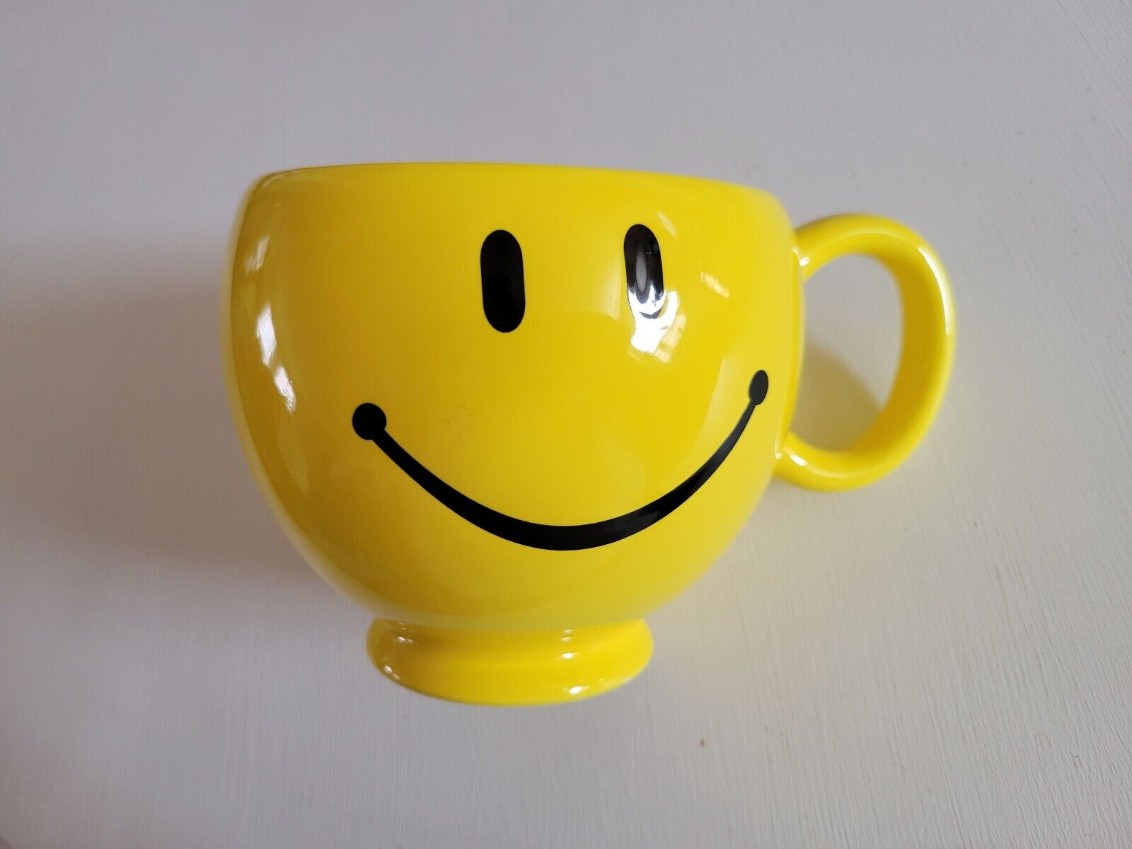 Teleflora Yellow Smiley Mug  20oz Oversized Coffee Cup Happy Face Smiling Emoji