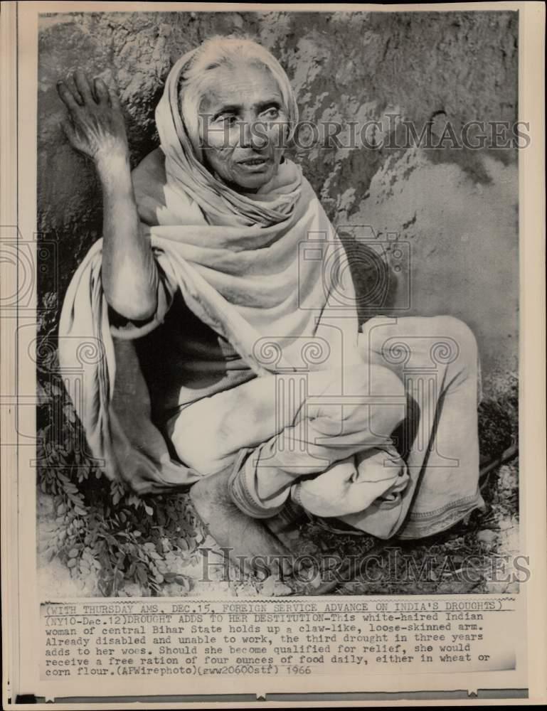 1966 Press Photo Disabled woman shows sign of food shortage in Bihar, India