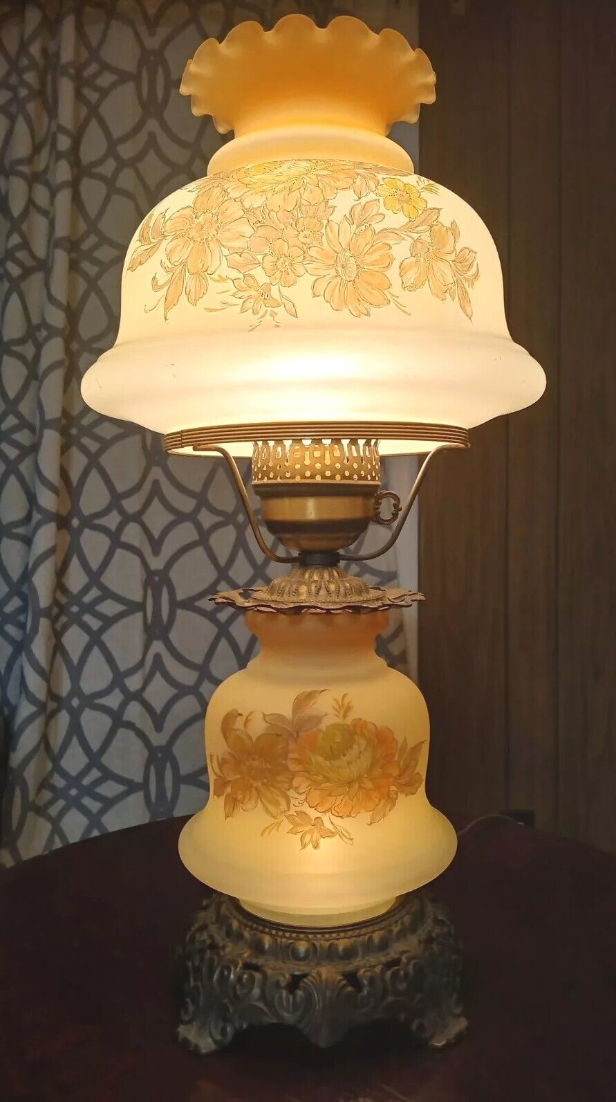 Vintage Quoizel 1973 Hurricane / Gone With The Wind Lamp Frosted Yellow & Salmon