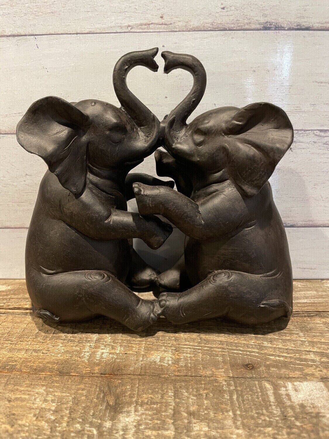 Elephant couple kissing, resin 6\