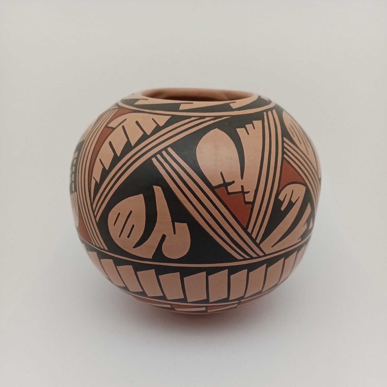 Mata Ortiz handmade and Handpainted pot by Elfida Tena  4.75\