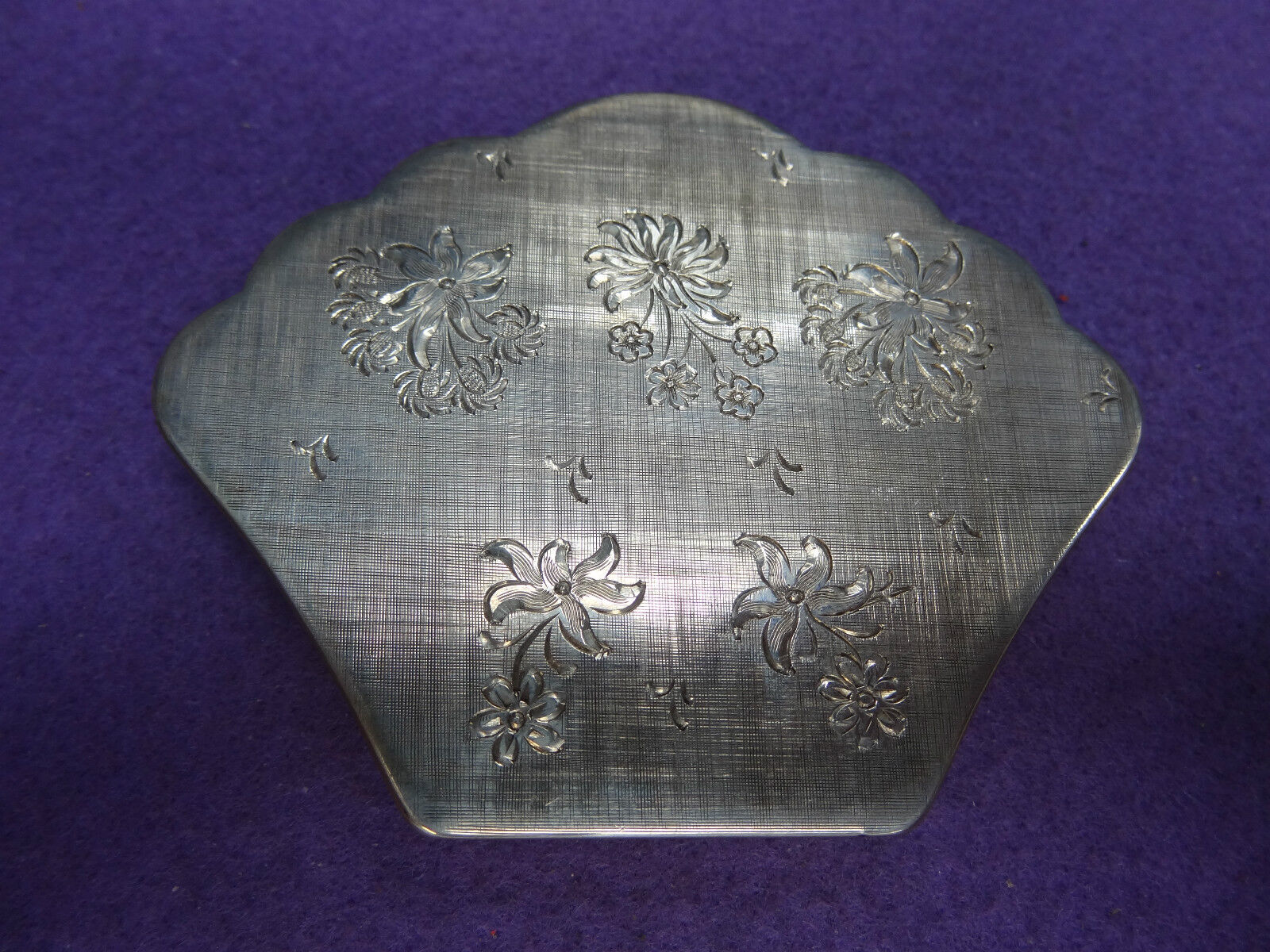 800 Silver Fan Shaped Mirror Powder Compact With Flower Engraved Pattern