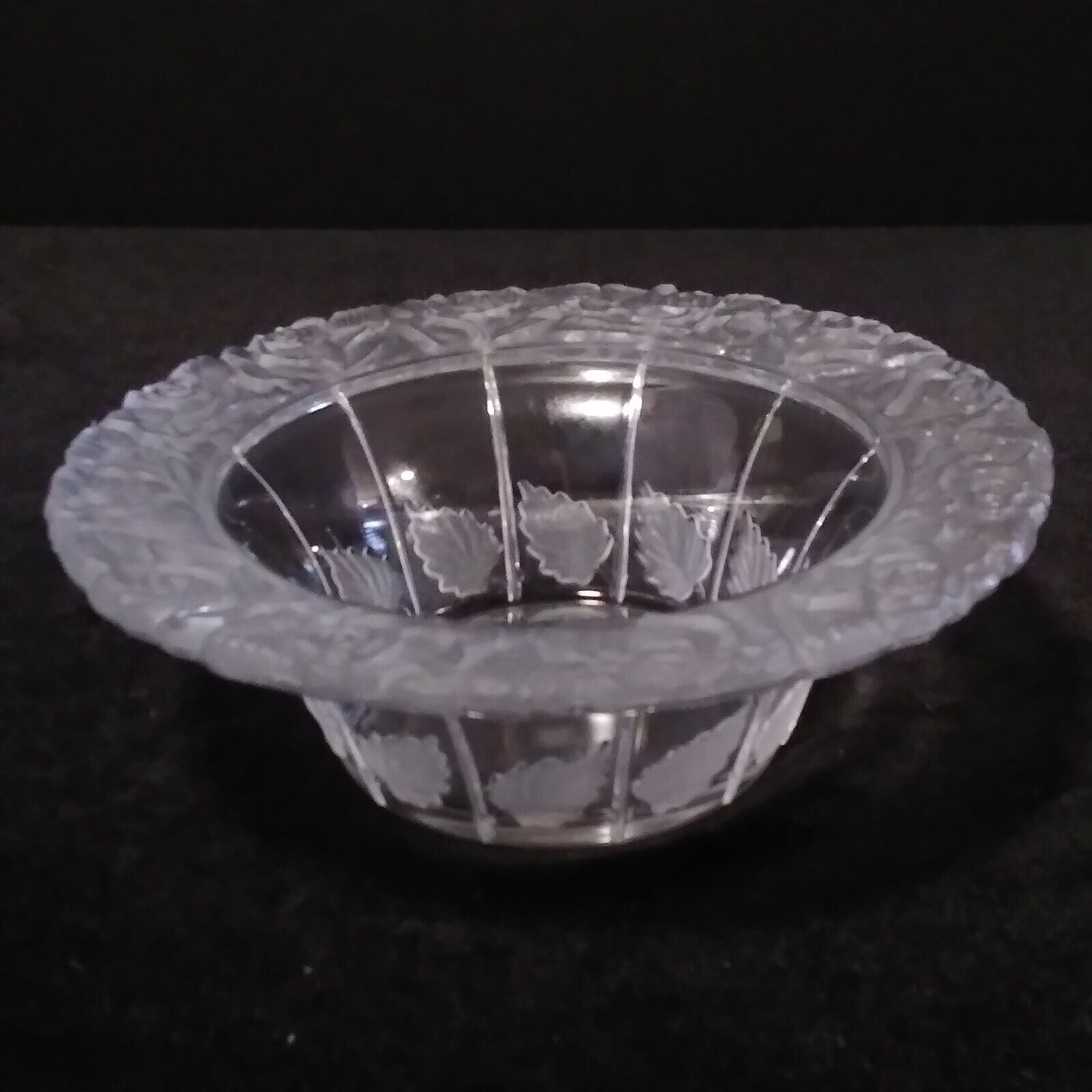 Vintage Lalique Style Frosted Clear Glass 8 1/4 In Bowl - Raised  Frosted Roses