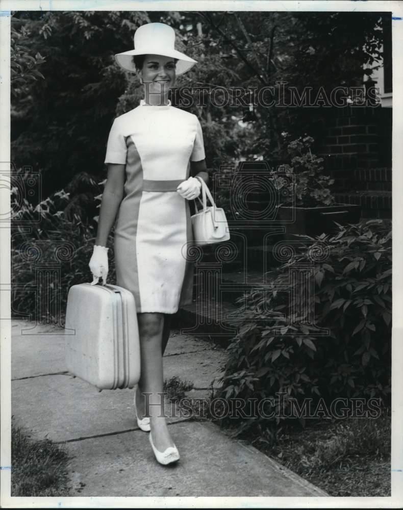 1968 Press Photo A busy week ahead, Susan leaves the Henry Sperrys\' home